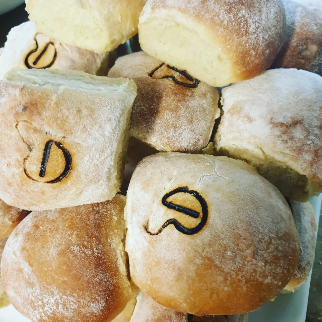 Hausgebackene Potato Buns (Kartoffel-Brötchen) für das Barbecue im Restaurant Drachenburg Marktbreit.