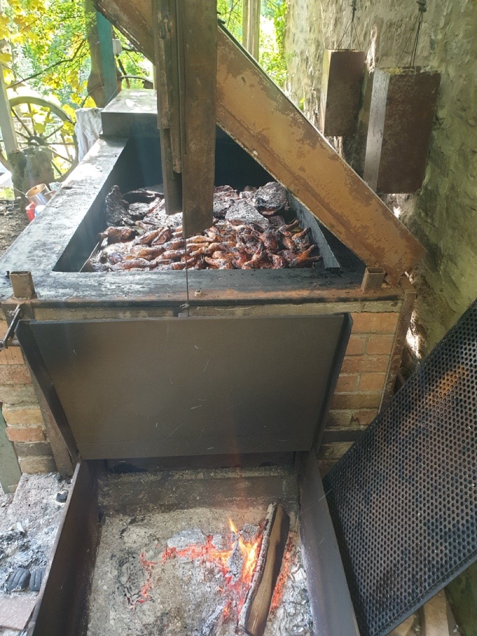 Gemauerter Ziegelstein-Smoker in der Drachenburg Marktbreit – gebaut nach Original-Plänen aus Lockhart, Texas. Texas Barbecue im Restaurant Drachenburg Marktbreit