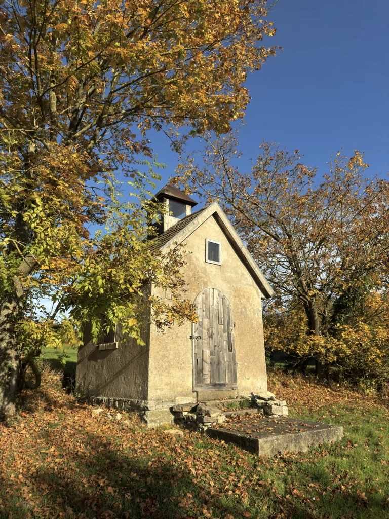 Historisches Weinbergshäuschen der Drachenburg am Kapellenberg mit Panoramablick über Marktbreit und das Mainland.