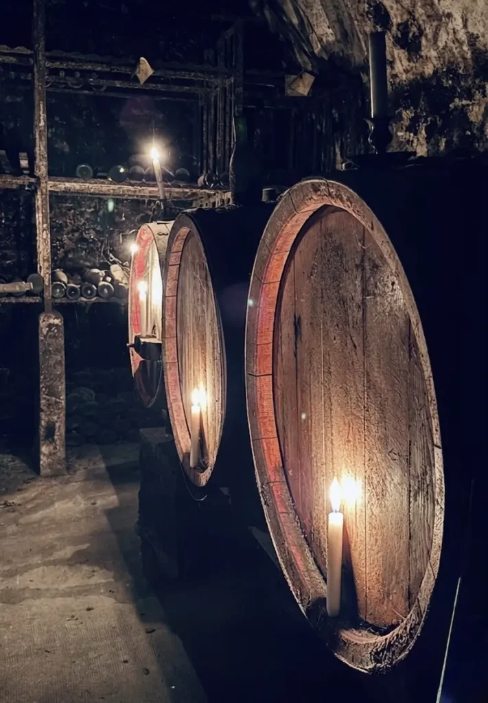 Historischer Weinkeller der Drachenburg Marktbreit mit großen Holzfässern für Eigenbauweine und Schnäpse.