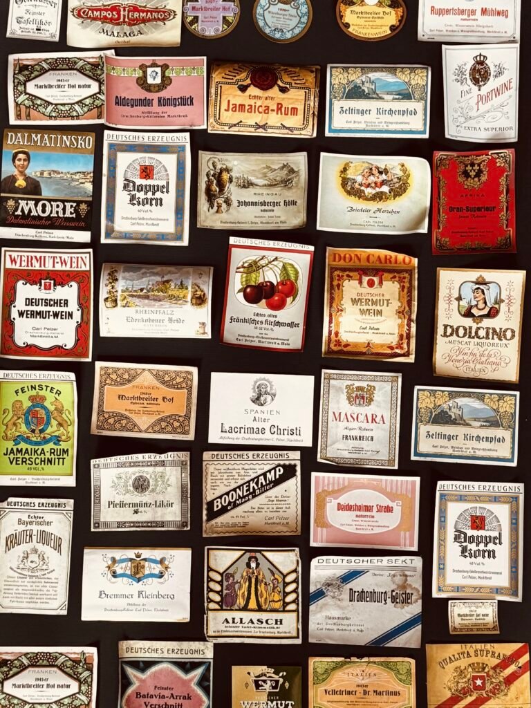 Historische Weinetiketten und Spirituosen-Labels der Drachenburg Marktbreit aus den 1920er Jahren – Dokumentation der langen Weinimport-Tradition.