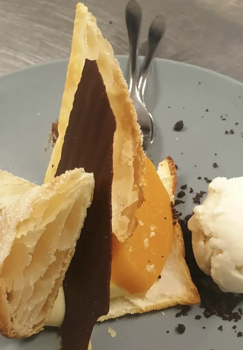 Hausgemachtes Eis und Gelato aus eigener Manufaktur in der Drachenburg Marktbreit – Natürliche Zutaten und voller Geschmack.