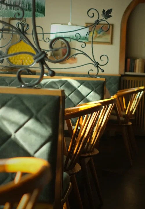 Stilvolles Restaurant-Ambiente in der Drachenburg Marktbreit – Bequeme Polsterstühle und eingedeckte Tische in historischem Gemäuer.